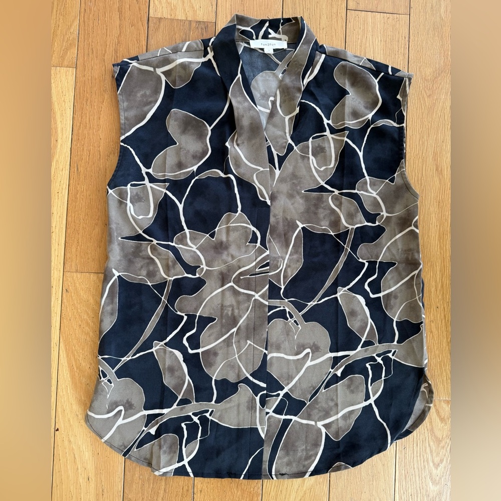 🎀3/$25🎀 Fun2Fun Classy Suit Separate Top in Black and Brown. Small.